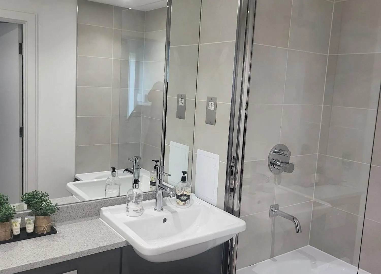 Kayz Lodge- Luxury Ensuite-Private & Shared Accommodation In A New House At The Olympic Village Overlooking Stratford Westfield And Tube Station London 0*,