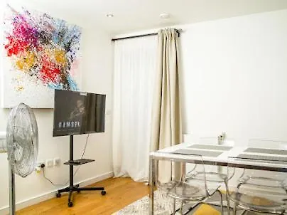 Kayz Lodge- Luxury Ensuite-Private & Shared Accommodation In A New House At The Olympic Village Overlooking Stratford Westfield And Tube Station London United Kingdom