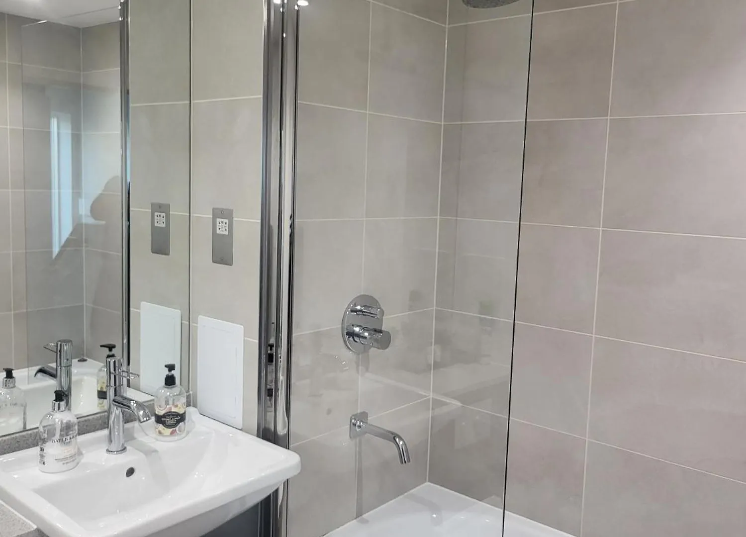 Kayz Lodge- Luxury Ensuite-Private & Shared Accommodation In A New House At The Olympic Village Overlooking Stratford Westfield And Tube Station London Lodge